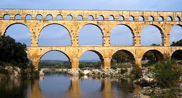 roman aqueduto na ponte gard, frança - aqueduct roman ancient rome pont du gard - fotografias e filmes do acervo