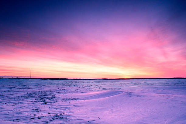 lever de soleil en hiver - manitoba prairie landscape canada photos et images de collection