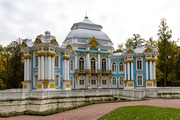 허미티지 pavilion 있는 캐서린 공원 - catherine palace 뉴스 사진 이미지