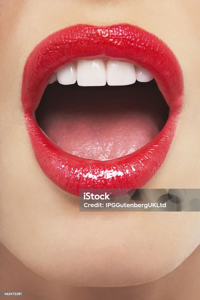 Sorpresa donna con Labbra rosse - Foto stock royalty-free di Bocca aperta