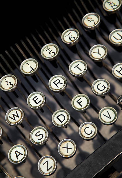 vintage de máquina de escrever - letter d typebar typewriter text imagens e fotografias de stock