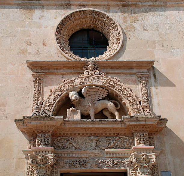 здание в стиле барокко украшают, лечче - door front door carving symbol стоковые фото и изображения