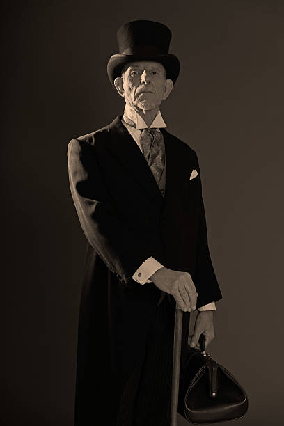 1900 estilo man wearing black hat y recubrimiento. - ascot fotografías e imágenes de stock