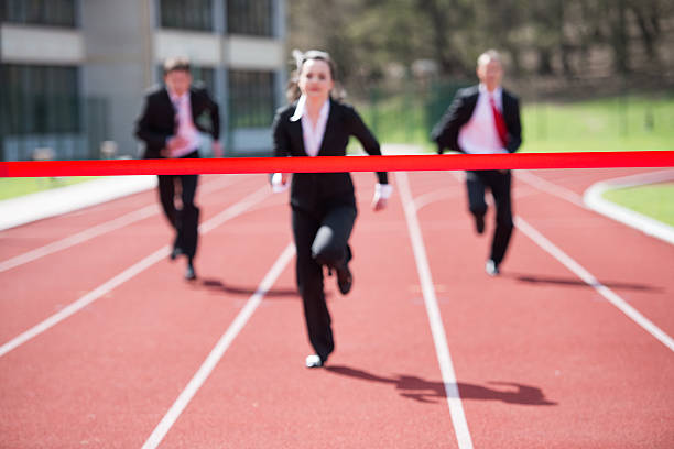 harten wettbewerb - starting line running sprinting alertness stock-fotos und bilder