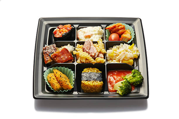 ランチボックスに巻き寿司、白で分離 - salad japanese culture japan asian culture ストックフォトと画像