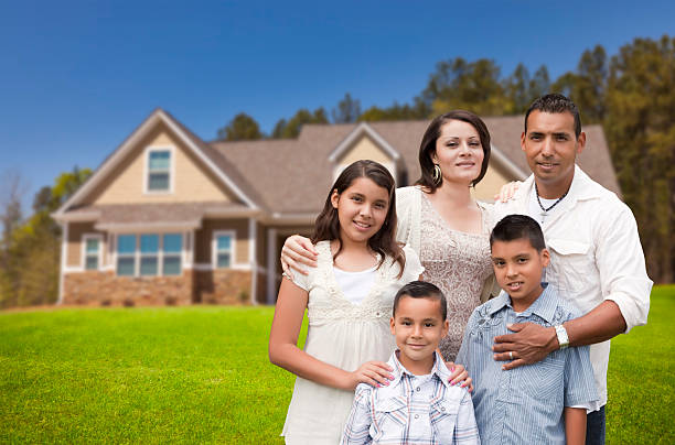 若いヒスパニック系家族の前で新しい家 - mexican american ストックフォトと画像