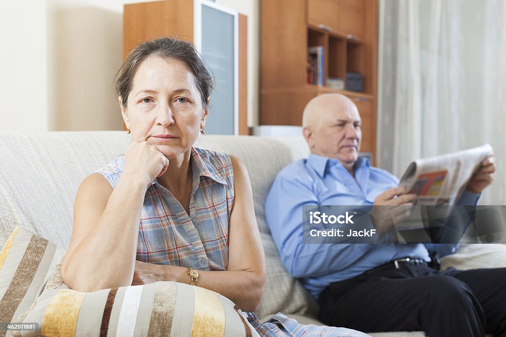 Triste mujer madura contra Anciano con el periódico - Foto de stock de Divorcio libre de derechos