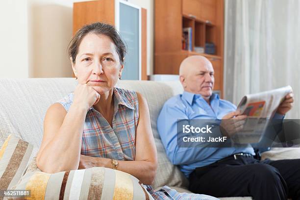 悲しむ老人男性と向かい合う熟年女性の新聞 - カップルのストックフォトや画像を多数ご用意 - カップル, 離婚, 1人