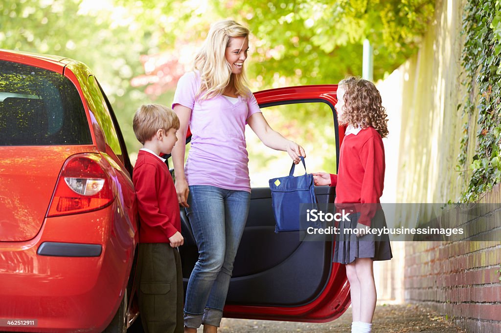Mutter mit Kindern in der Schule fahren - Lizenzfrei Auto Stock-Foto