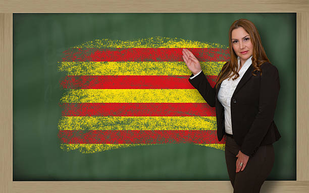 profesor mostrando bandera de cataluña en pizarra para la presentación - catalonia success confidence flag fotografías e imágenes de stock