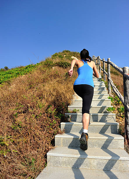 mulher a subir escadas na montanha - railing beautiful human leg people imagens e fotografias de stock