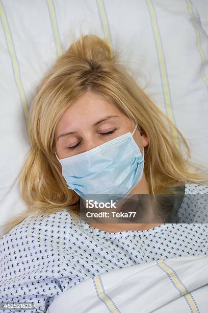 Kobieta Pacjenta W Szpitalu Kwarantannie - zdjęcia stockowe i więcej obrazów Kobiety - Kobiety, Maska tlenowa, Bakteria