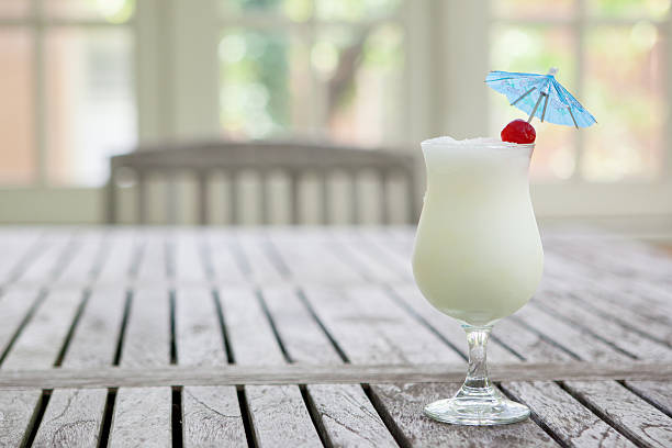 Piña colada sobre una mesa - foto de stock