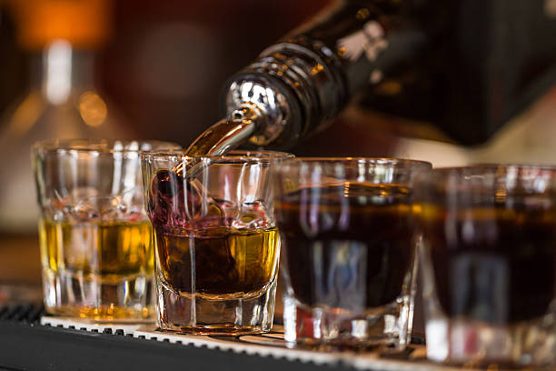 удары с виски и liqquor в коктейль-баре - flavorsome стоковые фото и изображения