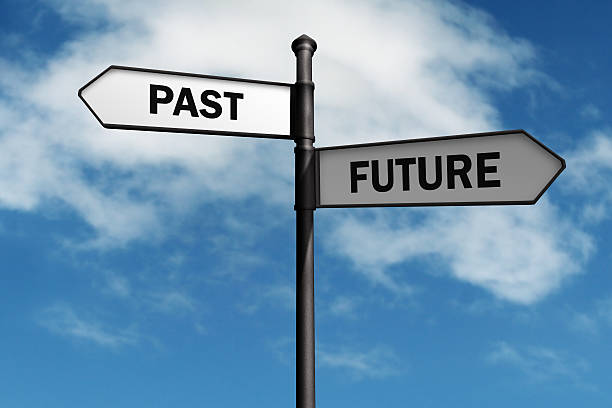 прошлое и будущее - road sign change directional sign direction стоковые фото и изображения