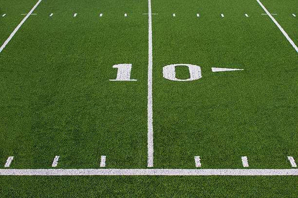 campo da football americano - offensive line foto e immagini stock