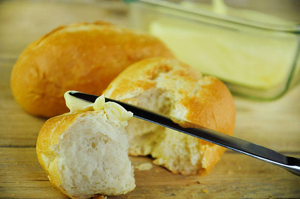 pão e manteiga em cima da mesa. - french loaf - fotografias e filmes do acervo