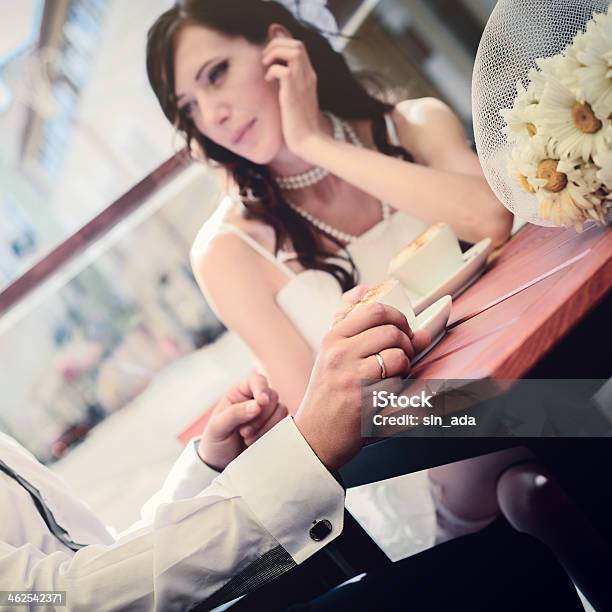 Photo libre de droit de Loving Couple De Mariage Insolite Dans Le Café Boissons Cappuccino banque d'images et plus d'images libres de droit de Adulte