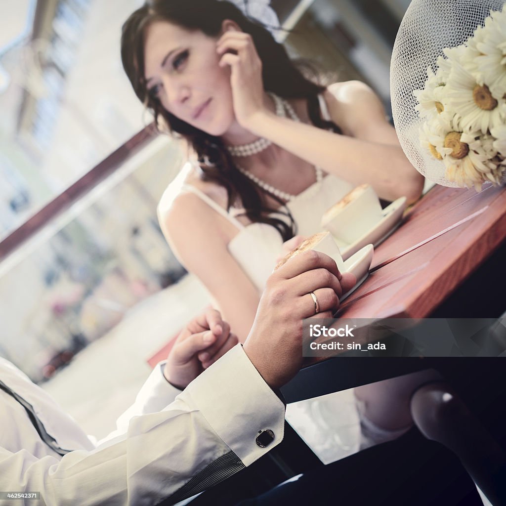 Insolito matrimonio Coppia di innamorati in Café bevande cappuccino - Foto stock royalty-free di Adulto