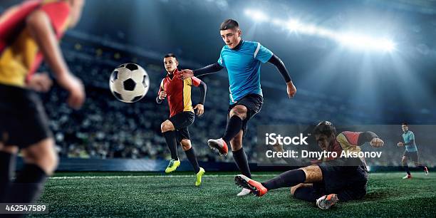 Fußball Spieler Im Stadion Stockfoto und mehr Bilder von Fußball - Fußball, Aktivitäten und Sport, Athlet