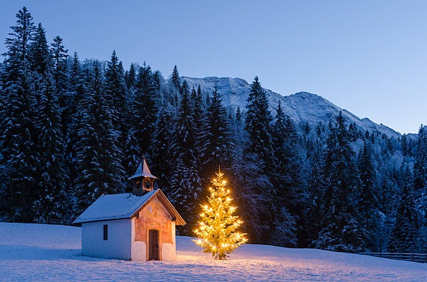 рождество часовня - church in the snow стоковые фото и изображения