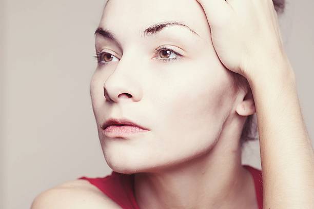 Bella Mujer Natural Rostro Mirando Fuera Graves De Expresión Sin Maquillaje Foto de stock y más banco de imágenes de Adulto - iStock Bella Mujer Natural Rostro Mirando Fuera Graves De Expresión Sin Maquillaje Foto de stock y más banco de imágenes de Adulto - iStock