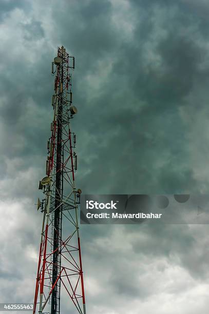 Kommunikation Turm Stockfoto und mehr Bilder von Ausrüstung und Geräte - Ausrüstung und Geräte, Bauwerk, Einzellinie