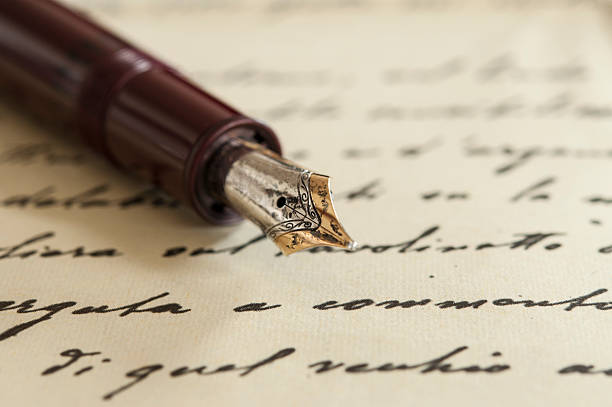 vieja pluma estilográfica el manuscrito - literature fotografías e imágenes de stock