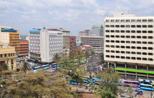 Nairobi, Kenya: high point view of Nairobi city center - buses, far away people - Moi avenue at Hilton square with the Central Bank building on the right - photo by M.Torres