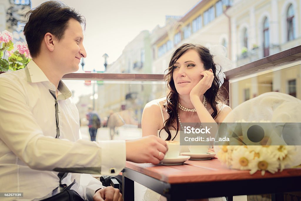 Invulgar Amoroso casamento Casal no café cappuccino bebidas - Royalty-free Adulto Foto de stock