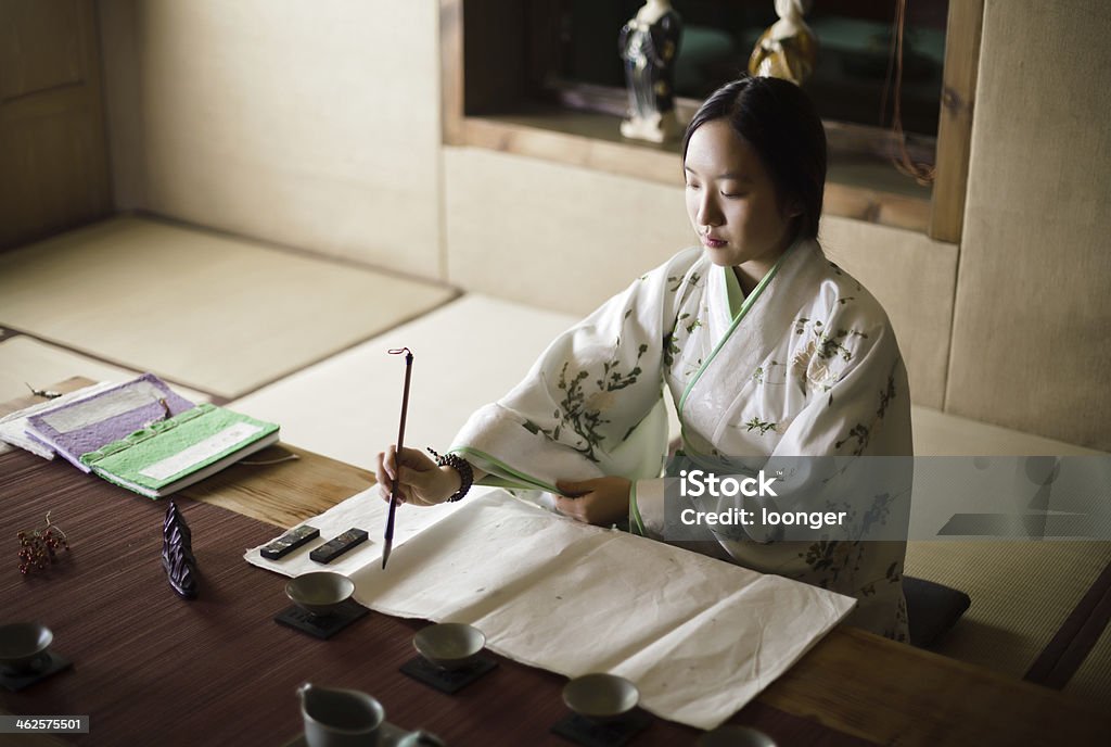 Girl drawing chino tradicional pintura - Foto de stock de Caligrafía libre de derechos