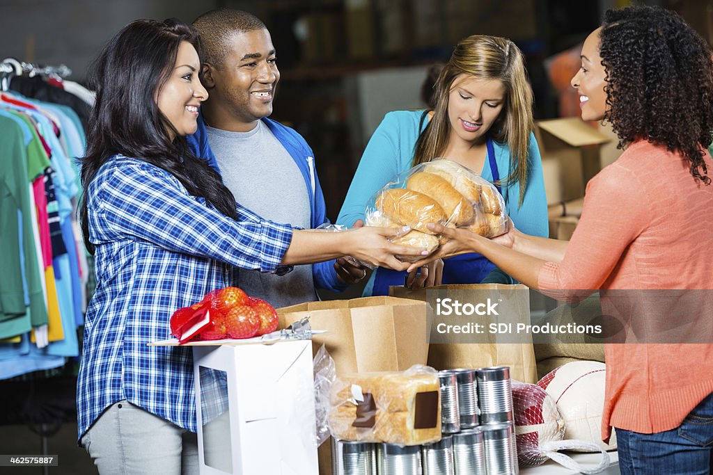 Divers volontaires recevoir des dons de la communauté Banque alimentaire - Photo de Don caritatif libre de droits