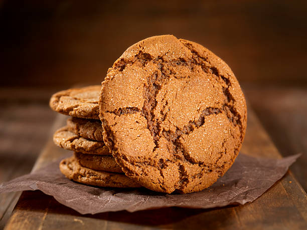 biscuit au gingembre cookies - molasses photos et images de collection