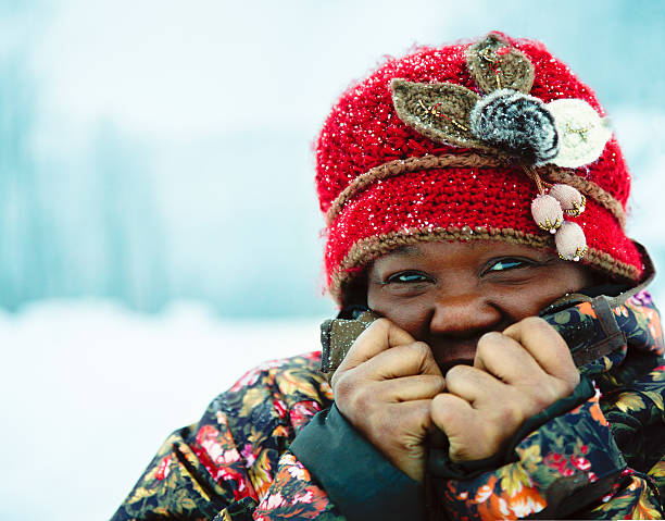 jamaïcain femme visites hiver au canada - winter migration photos et images de collection