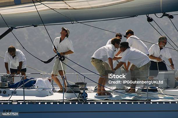 Seeleute Während Yacht Race Stockfoto und mehr Bilder von Zusammenarbeit - Zusammenarbeit, Segelschiff, Sportmannschaft