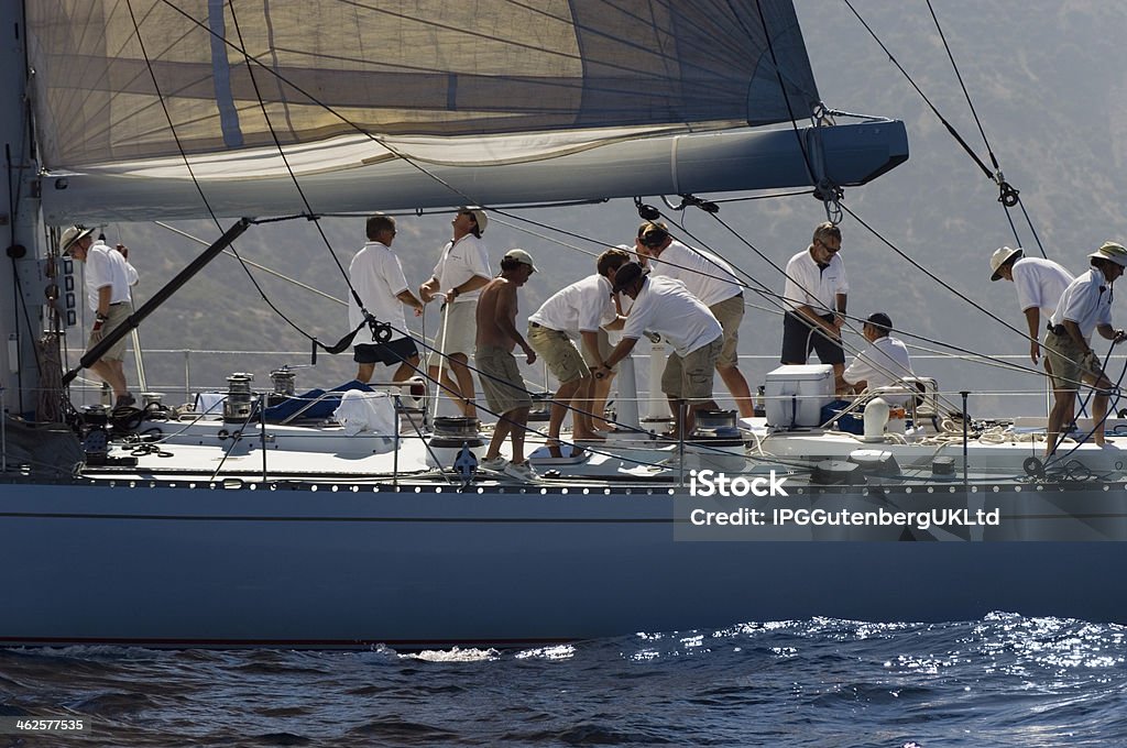 Die Segler auf einem Segelboot während des Rennens - Lizenzfrei Zusammenarbeit Stock-Foto