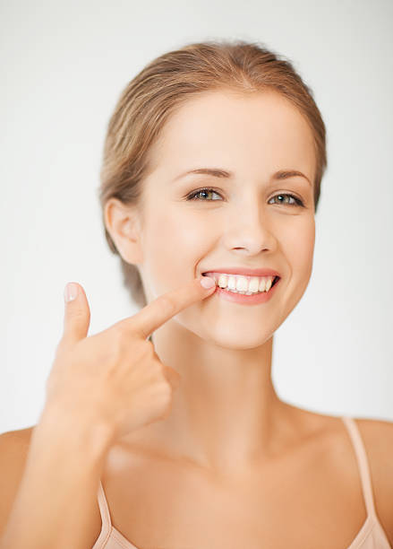 donna mostrando i suoi denti - machine teeth immagine foto e immagini stock