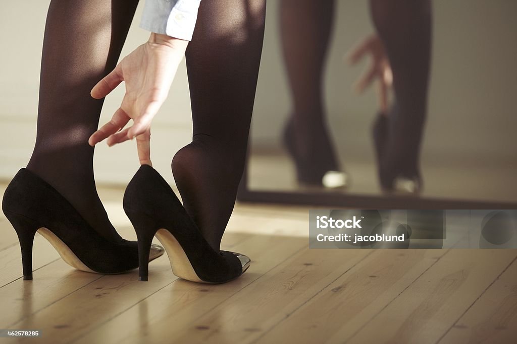 Jeune femme portant des talons hauts - Photo de Femmes libre de droits