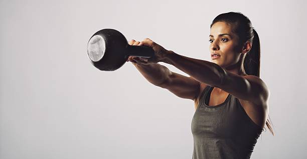 donna esercizi con kettlebell crossfit allenamento - - kettle bell sport women muscular build foto e immagini stock