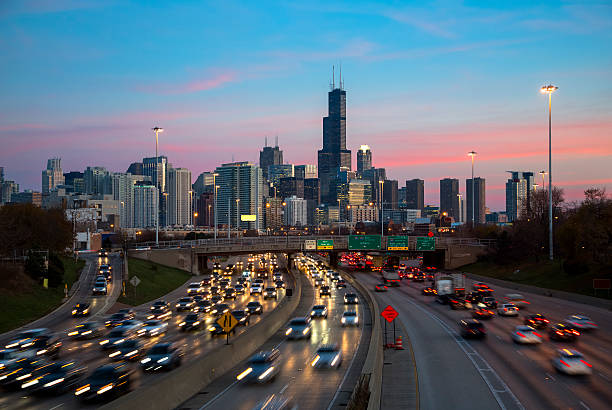 chicago circulation et vue sur la ville au crépuscule - night traffic photos et images de collection