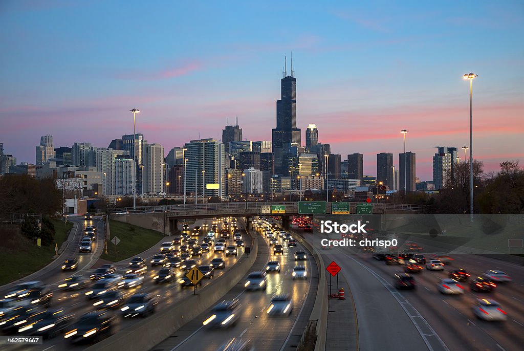 Traffico e Skyline di Chicago al crepuscolo - Foto stock royalty-free di Chicago - Illinois