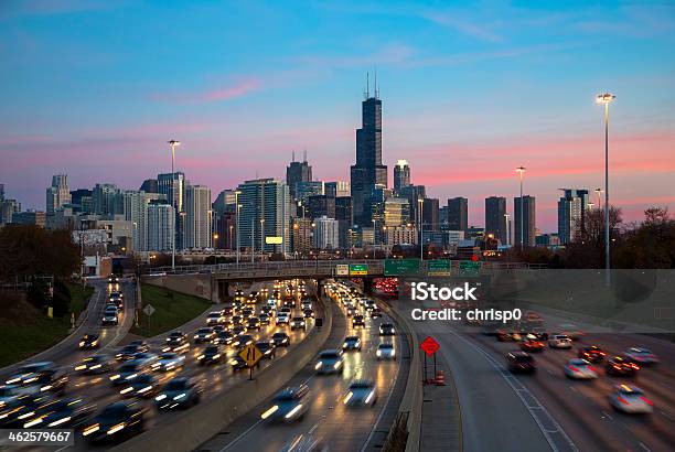 Traffico E Skyline Di Chicago Al Crepuscolo - Fotografie stock e altre immagini di Chicago - Illinois - Chicago - Illinois, Traffico, Autostrada