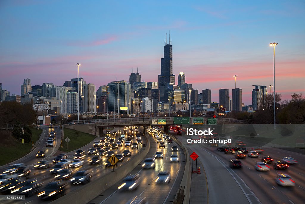 Tráfego e o horizonte de Chicago ao anoitecer - Foto de stock de Chicago - Illinois royalty-free