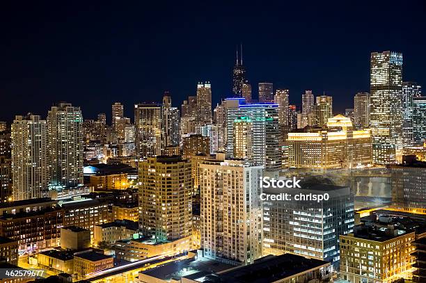 Veduta Dallalto Di Chicago Di Notte - Fotografie stock e altre immagini di Chicago - Illinois - Chicago - Illinois, Notte, Orizzonte urbano