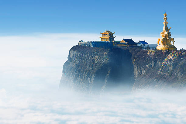 emeishan jinding templo de 3000 metros acima do nível do mar - mountain temple imagens e fotografias de stock