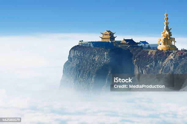 Emeishan Jinding Templo De 3000 Metros Acima Do Nível Do Mar - Fotografias de stock e mais imagens de Budismo