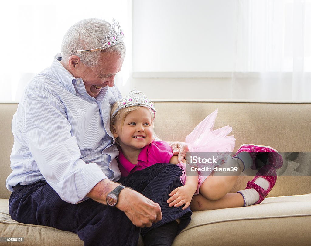 Grandpa tocando vestir com neta - Foto de stock de Avô royalty-free