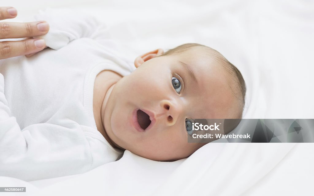 Newborn baby laying on a bed - 로열티 프리 건강관리와 의술 스톡 사진