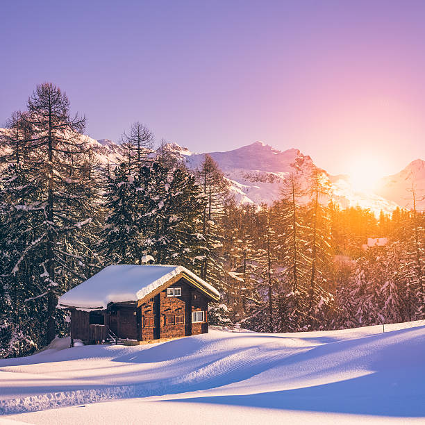 зимний пейзаж - mountain snow sunset house стоковые фото и изображения