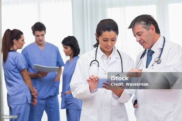 Foto de Dois Médicos Lendo Livro e mais fotos de stock de 20 Anos - 20 Anos, 50 Anos, Adulto